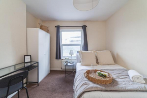 1 Double Room Available in Lovely Acton Duplex - 5 Minutes From Elizabeth Line & Close To Heathrow